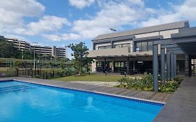 Ballito Coastal Bliss - Entire 3-Bed Luxury, Wifi, Parking, Gym, Swimming Pool In Excellent Location!